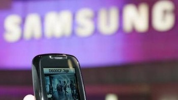 Ini adalah ponsel gaya sliding Samsung D600 yang dirilis pada tahun 2005. Foto: Getty Images