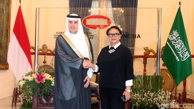 Menlu Arab Saudi, Adel bin Ahmed Al-Jubeir (kiri) saat bertemu Menlu RI Retno Marsudi // 