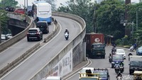 Seorang pengendara sepeda motor melenggang di flyover Pesing. Dia tidak mengindahkan rambu larangan motor melintasi flyover tersebut. 