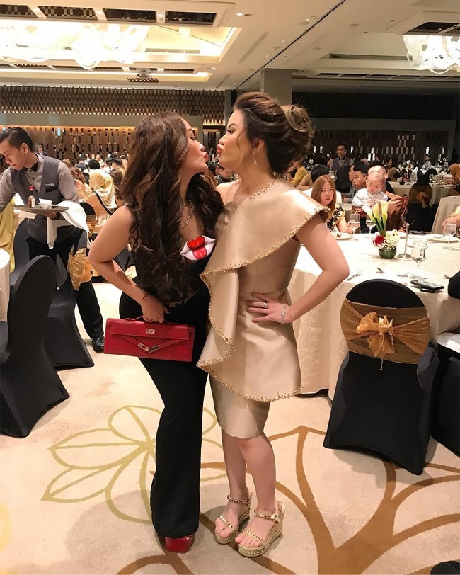 Tas Hermes jadi teman gaya Zaskia Gotik saat hadir di ulang tahun sebuah klinik kecantikan. Tas berukuran kecil itu merupakan Hermes Kelly Cut Rouge PHW seharga $10,000 atau sekitar Rp 152 jutaan. Foto: Instagram @zaskia_gotix