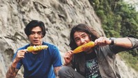 Bersama salah satu pembaca acara MTMA lainnya, David terlihat semangat saat berusaha menghabiskan jagung bakar di tepi gunung. Foto: Instagram @david8js