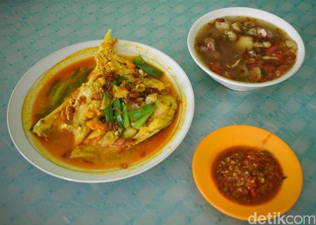 Enaknye Makan Sayur Asem dan Pecak Bandeng Pakai Nasi Hangat