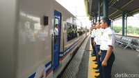 Di jalur 1, selain porter yang memang sudah bersiaga di peron setelah melayani penumpang, petugas Stasiun Gambir pun turut bergabung untuk melakukan gestur penghormatan.