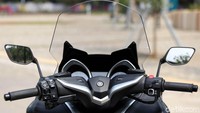 TMAX DX dibekali cukup banyak fitur yang fungsional. Misal windshield adjustable yang bisa disetel secara elektronik melalui tombol di setang kiri. Lalu ada juga fitur penghangat jok dan selongsong gas, yang bisa disetel 3 tingkat. Fitur ini tentunya sangat berguna ketika melewati wilayah dengan suhu udara dingin yang cukup ekstrem. 