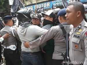 Massa Aksi Bela Kalimat Tauhid di Depan PCNU Solo Sempat Memanas