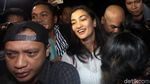 Semringahnya Atiqah Hasiholan saat Tiba di Polda Metro Jaya
