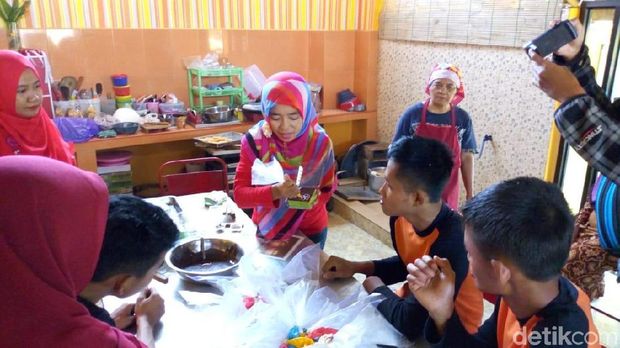 Intip Keseruan Belasan Siswa SLB di Ponorogo Belajar Bikin Kue