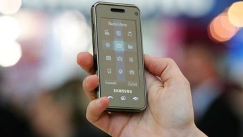 Smartphone layar sentuh Samsung dengan software buatan sendiri sebelum era Android. Foto: Getty Images