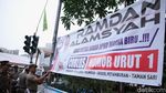 Satpol PP Tertibkan Alat Peraga Kampanye di Jakbar