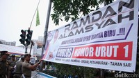 Alat peraga yang dipasang di tiang lampu dan pagar juga dicopot.