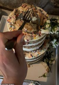 Terciduk! Karlie Kloss Asyik Makan Kue Pernikahannya Jam 2 Pagi