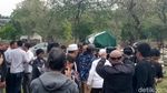 Keluarga Ikhlas dan Tabah di Pemakaman Titi Qadarsih
