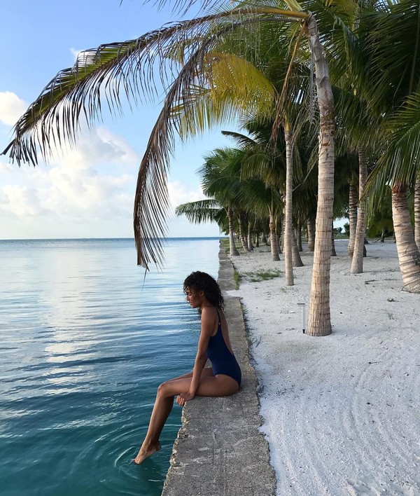Terlihat dari akun Instagramnya, Cindy sering berkunjung ke pantai (cindybruna/Instagram)