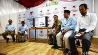 Penjelasan dana kampanye ini berbarengan dengan sebulan masa kampanye pasangan calon capres dan cawapres sejak Komisi Pemilihan Umum (KPU) menetapkan jadwal kampanye.