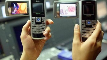 Ponsel pertama Samsung dengan kamera 7 megapixel yang dikeluarkan pada tahun 2005. Foto: Getty Images