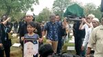 Keluarga Ikhlas dan Tabah di Pemakaman Titi Qadarsih