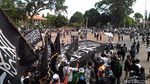 Aksi Ribuan Warga Garut Kibarkan Bendera Tauhid