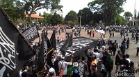 Massa berharap polisi mengusut tuntas kasus ini.