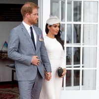 Juga dengan ornamen pita di bagian samping yang manis. Meghan Markle tampil cantik dengan high heels Tabitha simmons di kakinya. Sepatu ini dihargai 566 poundsterling atau Rp 10 juta. Foto: Getty Images