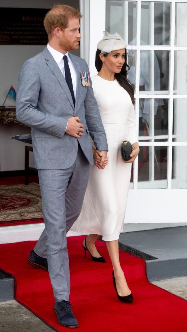 Gaya elegan Meghan Markle saat tiba di Fiji. (Foto: Getty Images)