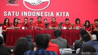 Ketua DPP PDIP Bidang Pemuda dan Olahraga Sukur H Nababan didampingi sejumlah artis yang merupakan caleg dari PDIP memberikan keterangan terkait perayaan 90 tahun sumpah pemuda di Kantor DPP PDI Perjuangan Jakarta, Selasa (23/10/2018).