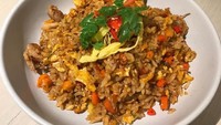 Yang ini juga nasi goreng gaya Thailand. Nasi diaduk dengan bumbu tom yam yang pedas asam ditambah irisan rawit merah. Nyam! Foto : Instagram @fjlie