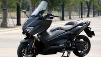 Motor skutik TMAX DX menggendong mesin 530 cc 2 silinder dengan konfigurasi bore x stroke 68,0 mm x 73,0 mm. Tenaganya disalurkan ke roda belakang melalui transmisi otomatis (CVT). Power puncak TMAX DX diklaim mencapai 45,4 dk pada 6.750 rpm dan torsinya 53,0 Nm di 5.250 rpm. Foto: Agung Pambudhy