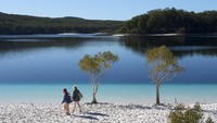 Pangeran Harry juga membasuh mukanya di dengan air awet muda. Hal itu ia lakukan saat berada di Danau McKenzie dan bahkan tampak mencicipinya (Fraser Coast Tourism & Events)