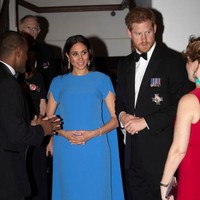 Bak superhero, Meghan tampil dalam balutan gaun biru bersayap rancangan Daniela Karnuts dari label Safiyaa saat menghadiri jamuan malam resmi di Fiji. (Foto: Getty Images)