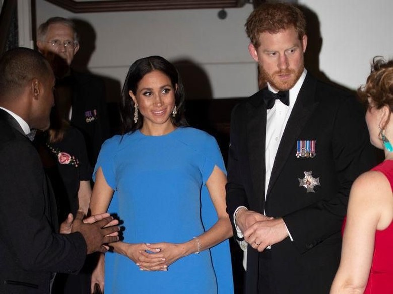 Tiba di Fiji, Perut Buncit Meghan Markle Akhirnya Terlihat Tiba di Fiji, Perut Buncit Meghan Markle Akhirnya Terlihat