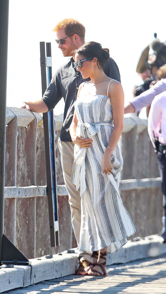 meghan markle hamil FRASER ISLAND, AUSTRALIA - OCTOBER 22: Meghan, Duchess of Sussex seen holding her baby bump whilst Prince Harry, Duke of Sussex and Meghan, Duchess of Sussex walk along a wharf in Kingfisher bay on October 22, 2018 in Fraser Island, Australia. The Duke and Duchess of Sussex are on their official 16-day Autumn tour visiting cities in Australia, Fiji, Tonga and New Zealand. (Photo by Chris Jackson/Getty Images)