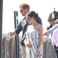 Meghan juga dilarang makan di depan umum. Hal itu diharuskan agar orang tidak menebak-nebak jenis kelamin bayi dari makanan yang disantap dengan lahap. Foto: Getty Images