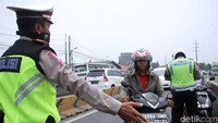 Para pengendara sepeda motor terjaring razia di flyover Pesing, Selasa (23/10/2018).
