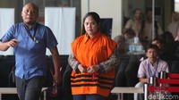 Diana menerima suap dari Wali Kota Malang nonaktif Moch Anton, yang juga telah menjadi tersangka. Duit itu diduga diberikan Anton terkait pengesahan RAPBD-P Kota Malang tahun 2015.