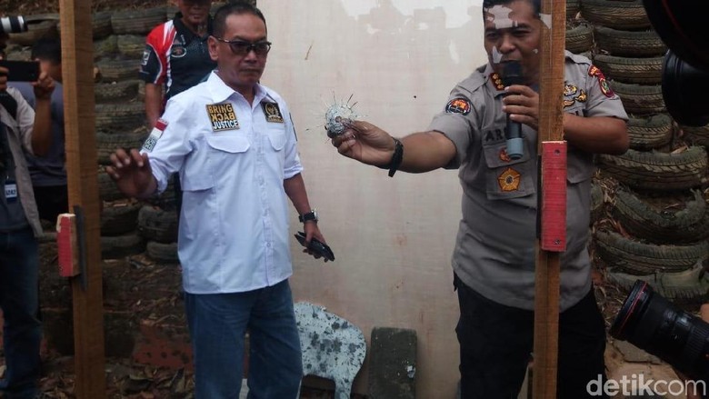 Uji Tembak Peluru Nyasar DPR, Peluru Tembus Kaca dan 3 Lapis Triplek Uji Tembak Peluru Nyasar DPR, Peluru Tembus Kaca dan 3 Lapis Triplek