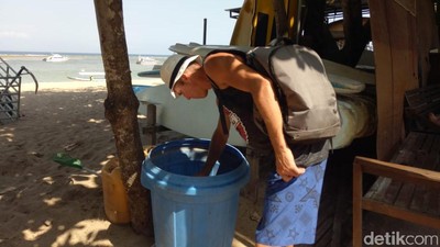 Foto: Kelakuan Bule Mengais Sampah di Bali Gara-gara Ingin Hemat