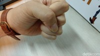 Nah kalau genggaman tanganmu seperti ini, kamu cenderung mudah bergaul, pintar, dan percaya diri. Foto: Widiya Wiyanti/detikHealth