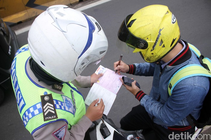 Satlantas Polda Metro Jaya menggelar razia di flyover Pesing, Jalan Daan Mogot, Jakarta Barat, Selasa (23/10/2018). Hanya dalam durasi satu jam, ratusan pengendara motor terjaring razia.