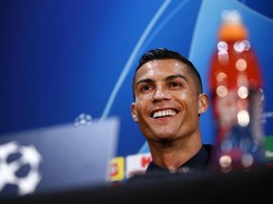 Ronaldo tampak santai meladeni pertanyaan para wartawan di Inggris, yang dulu ikut membantu membesarkan namanya ketika masih berseragam Manchester United. (Foto: Jan Kruger/Getty Images)