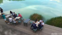 Banyak yang menyebutnya dengan danau tiga warna, perpaduan dari hijau tosca, biru laut serta coklat susu. (Aisyah Kamaliah/detikTravel)