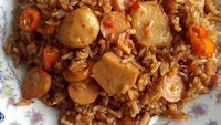 Wow! Bukan hanya sambal saja tapi irisan cabe rawit merah  bikin nasgor ini pedas sekali. Makin komplet dengan t ambahan bakso dan sosisnya. Foto : Instagram @shinecresia