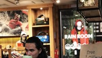 David John Schaap mengawali karirnya sebagai bintang iklan. Namanya mulai dikenal, ketika ia dengan apik membawakan acara MTMA. Intip pose kerennya saat ngopi. Foto: Instagram @david8js