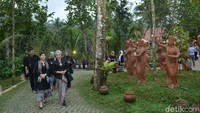 Tak cuma sekadar meresmikan, Menpar bersama rombongan juga sempat berkeliling taman. Taman Gandrung Terakota terletak di lahan terasering sawah di kaki Gunung Ijen. Tepatnya di kawasan Jiwa Jawa Ijen Resort, Kecamatan Licin, Banyuwangi (Ardian/detikTravel) 