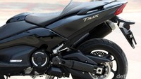 TMAX DX memiliki part-part spesial yang membuat kesan premium terasa di skutik ini. Misal bagian depannya sudah pakai suspensi upside down 41 mm dibalut warna gold yang mewah. Turun ke bagian kaki-kaki, TMAX DX sudah mengaplikasikan cakram ganda 267 mm, dengan kaliper radial, yang dijepit 4 piston. Sementara rem belakang menggunakan cakram tunggal 1 piston 282 mm, dengan tambahan kabel yang berfungsi sebagai handbrake (rem tangan). Sebagai pengaman tambahan, rem depan dan rem belakang TMAX DX ini sudah dibekali fitur ABS (Anti-lock Braking System), yang mencegah roda mengunci saat hard-braking.