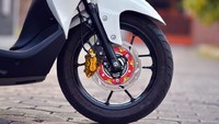 Modifikasi yang ia lakukan sendiri ini fokus di area kaki-kaki. Dari mengubah master rem, kaliper rem depan belakang, cakram depan belakang, selang rem, handle rem, hingga mengubah posisi monoshock dari yang sebelumnya berposisi di sebelah kiri, dipindah posisinya ke tengah, jadi mirip sokbreker motor sport. Dok. Ian Juno.