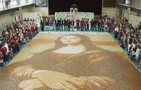 Wouw! Lukisan Mona Lisa 10,7 Meter Ini Dibuat dari Kerupuk Beras
