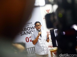 Sandiaga Tepis Isu Viral Injak Kuburan: Saya Lewati Tembok Pemisah