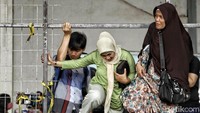 Menurut warga jika mereka tak menerobos celah fondasi Skybridge Tanah Abang mereka harus berjalan memutar dan itu memakan waktu.