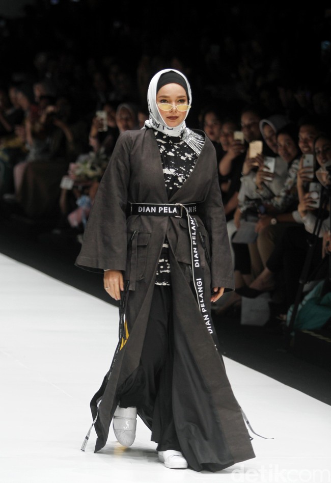 Desainer Dian Pelangi meluncurkan koleksi busana terbaru dengan tampilan sporty untuk para hijabers di Jakarta Fashion Week 2019, Senayan City, Jakarta, Sabtu [20/10/2018]. Foto: Mohammad Abduh/Wolipop