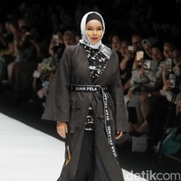 Desainer Dian Pelangi meluncurkan koleksi busana terbaru dengan tampilan sporty untuk para hijabers di Jakarta Fashion Week 2019, Senayan City, Jakarta, Sabtu [20/10/2018]. Foto: Mohammad Abduh/Wolipop